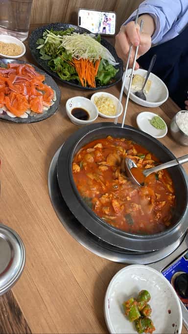 카드 이미지: 청주 무지개 송어 => 짜글이가 본체!